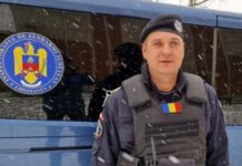 O mașină a luat foc într-o intersecție în Constanța. Focul a fost stins în urma intervenției unui jandarm