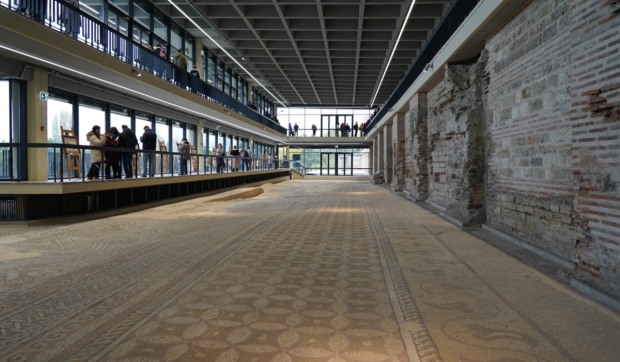 edificiul-roman-cu-mozaic-din-constanta-a-fost-redeschis-publicului-foto-ct-news-e1763152387631-620x362-1
