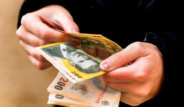 femeie-numarat-bani-620x362-1